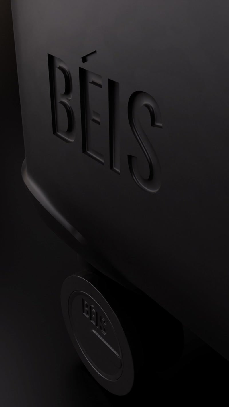 Valise noire, logo et roue en clair-obscur