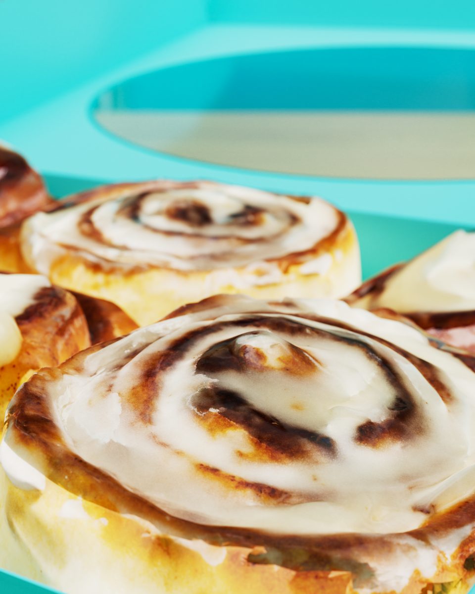 Cinnamon rolls nappés de glaçage, gros plan