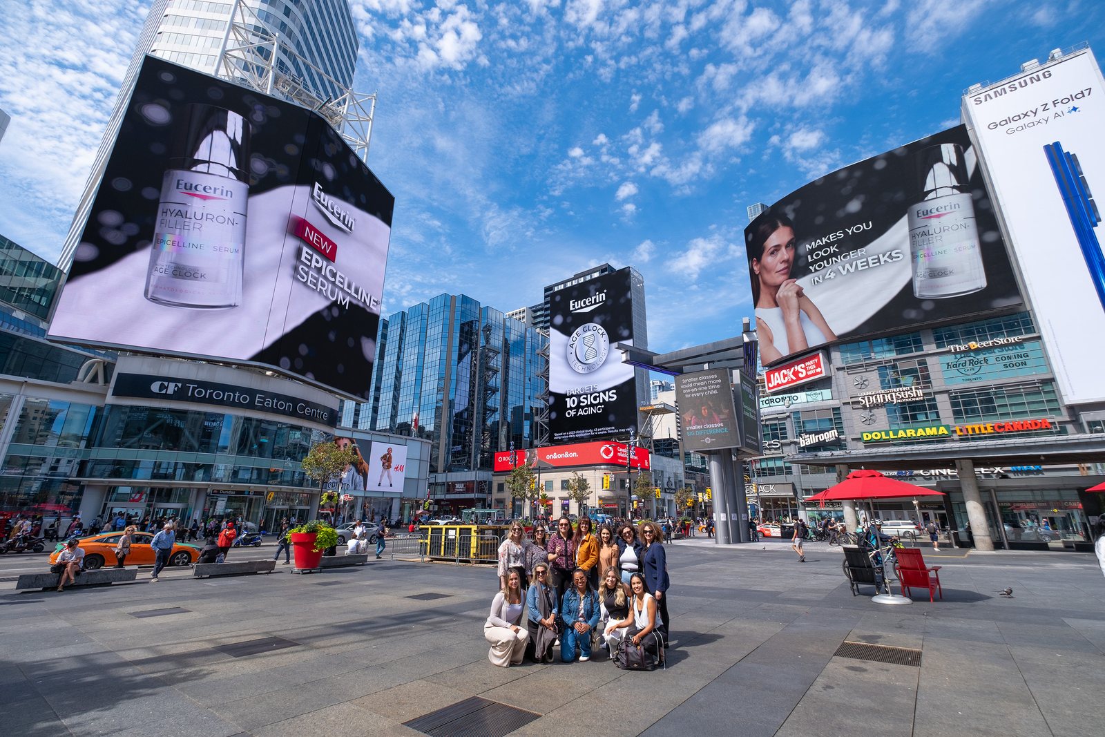 Les écrans de Yonge & Dundas en journée, campagne Eucerin