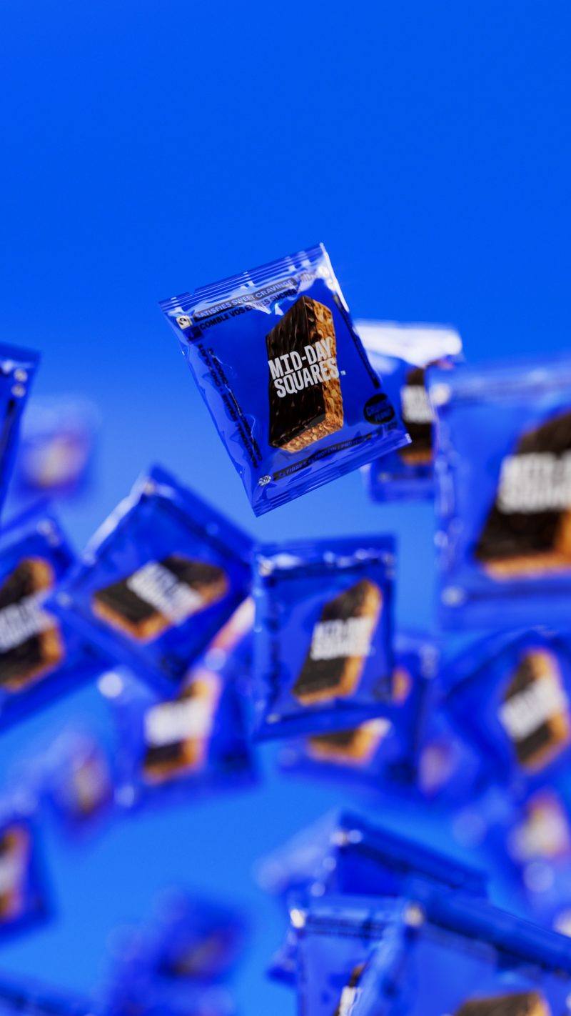 Paquets en chute, fond bleu