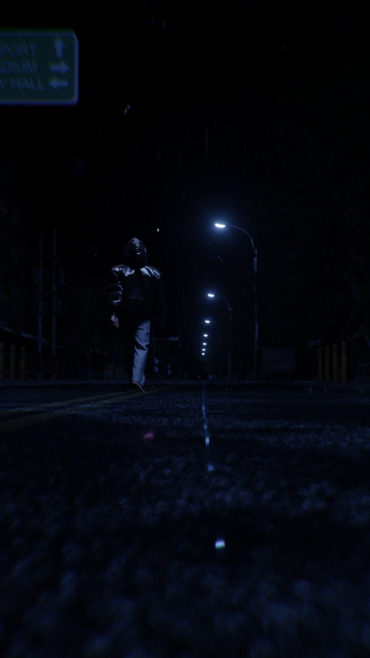 Personnage qui marche sous les lampadaires, nuit de pluie