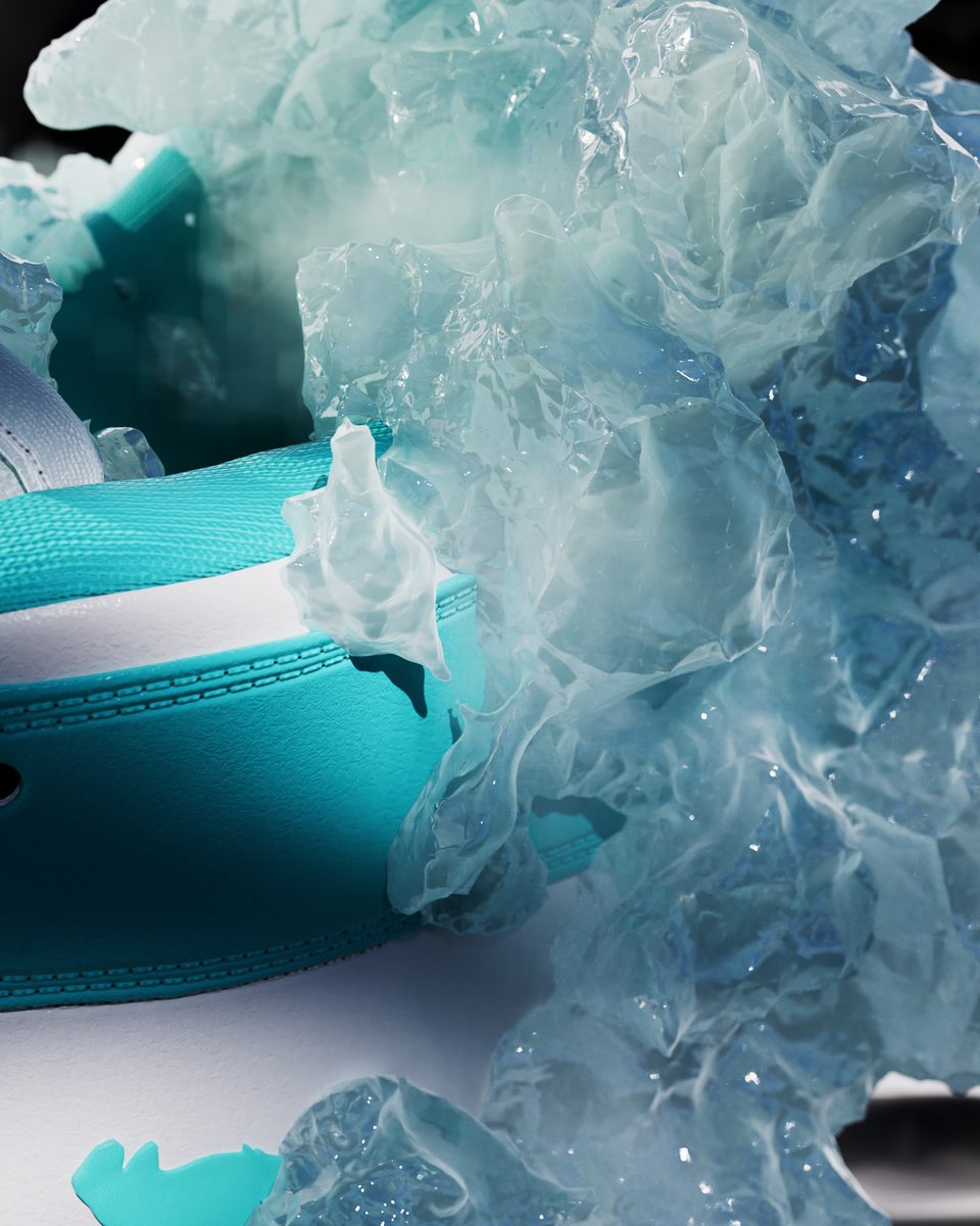 Sneaker prise dans la glace, gros plan